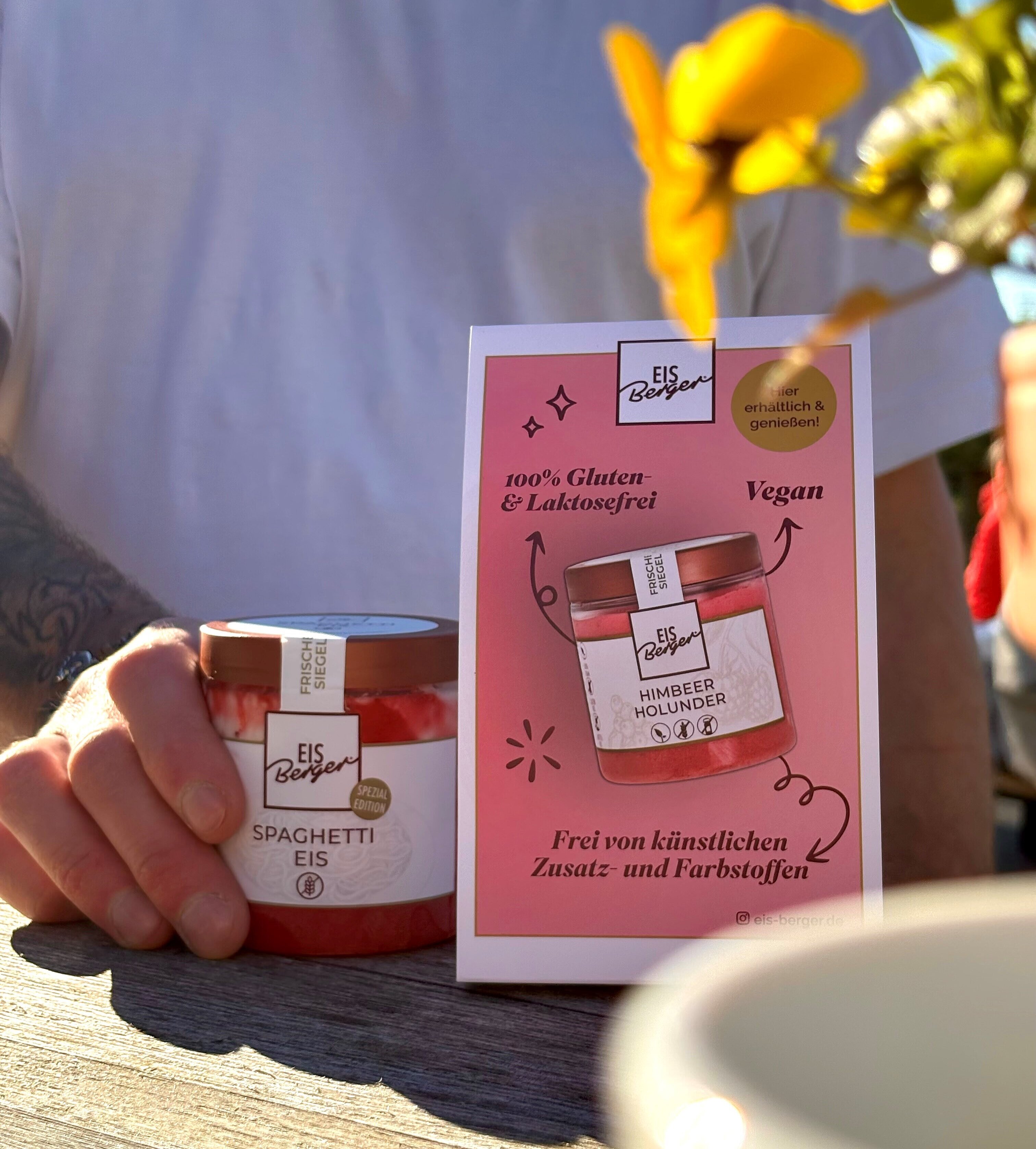 Links wird ein pinkes Eis in der Hand gehalten, rechts steht eine Karte mit den wichtigsten Eigenschaften dazu daneben