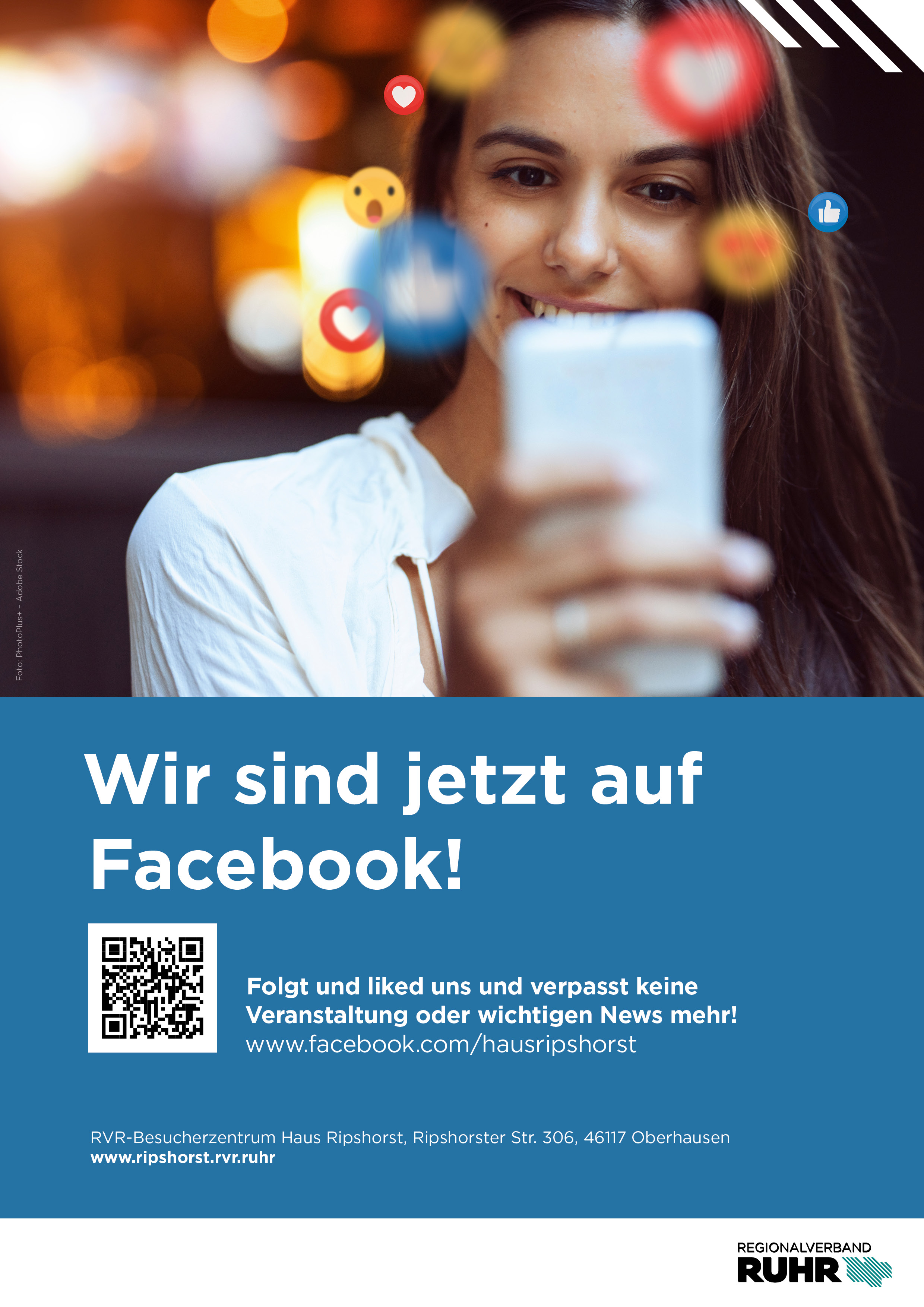 Facebook Plakat mit einer Frau, die auf ihre Handy schaut, Emojis und der Aufschrift "Wir sind jetzt auf Facebook"